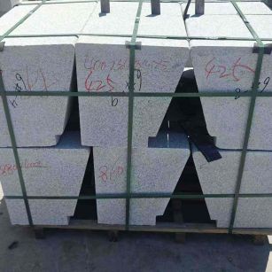 天津 芝麻白异形坐凳，石凳