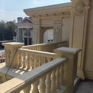 天津 黄金麻别墅外墙干挂雕花配合阳台栏杆花瓶柱