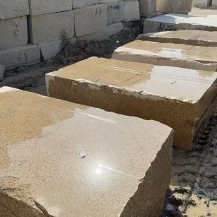 天津 黄金麻方料堆场洗料分选中，原材料充足