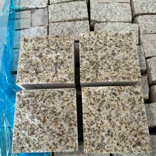 天津 黄金麻花岗岩自然面小方块，弹石，马蹄石等