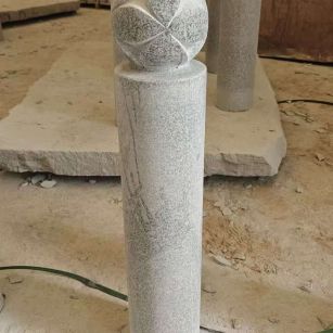 天津 芝麻白花岗岩石材挡车石柱、停车柱、圆柱挡车柱、方柱挡车柱等