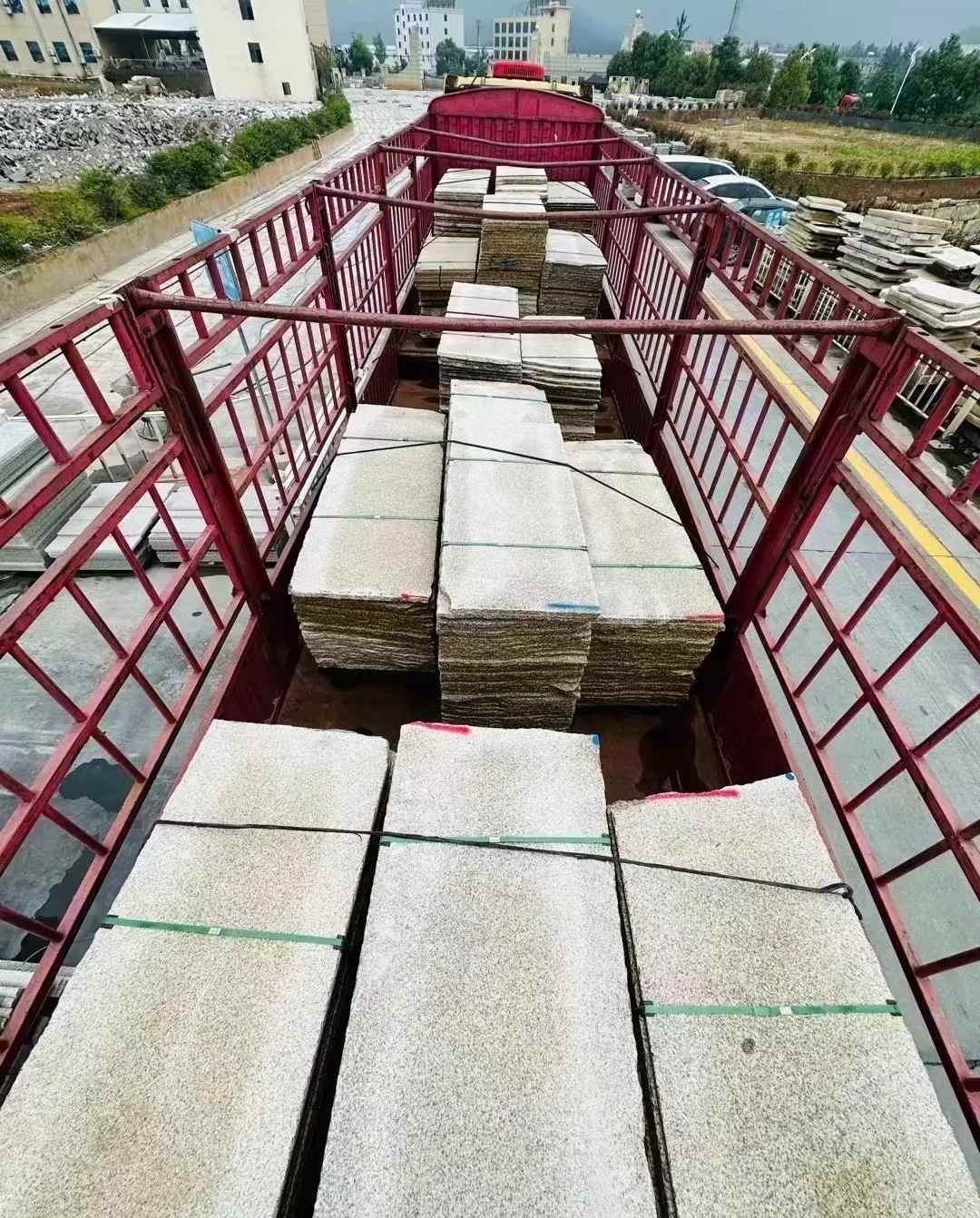 天津 黄金麻花岗岩荔枝面，光面毛板装车完成