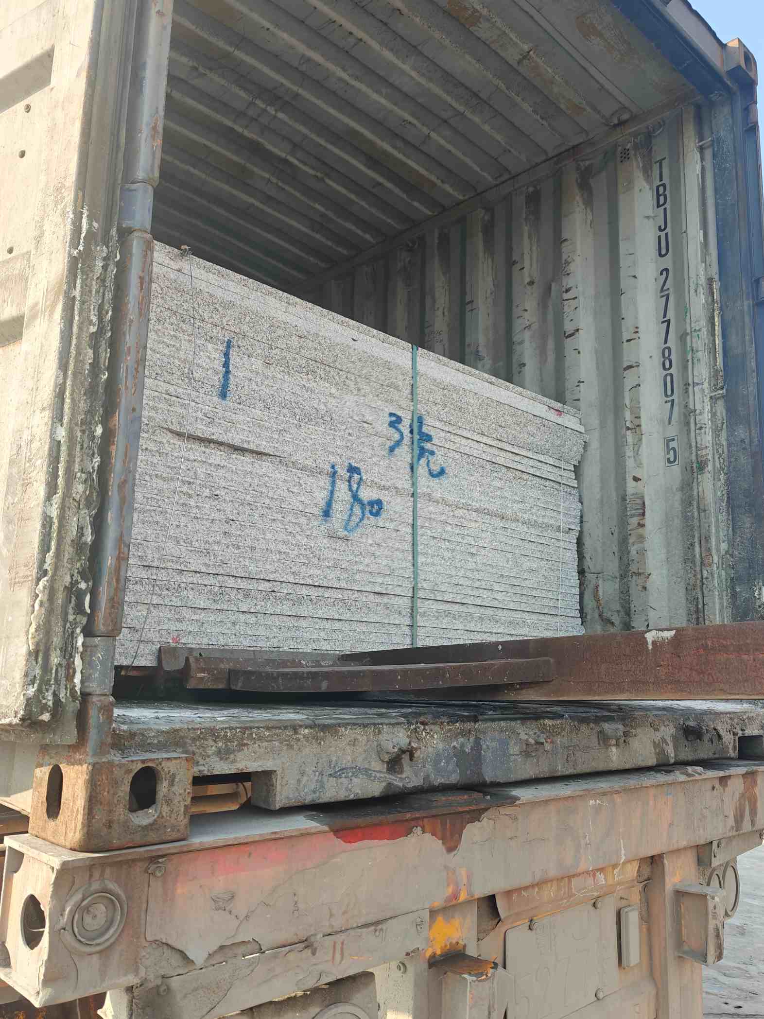 天津 芝麻白花岗岩石材3.0公分光面毛板装柜出货