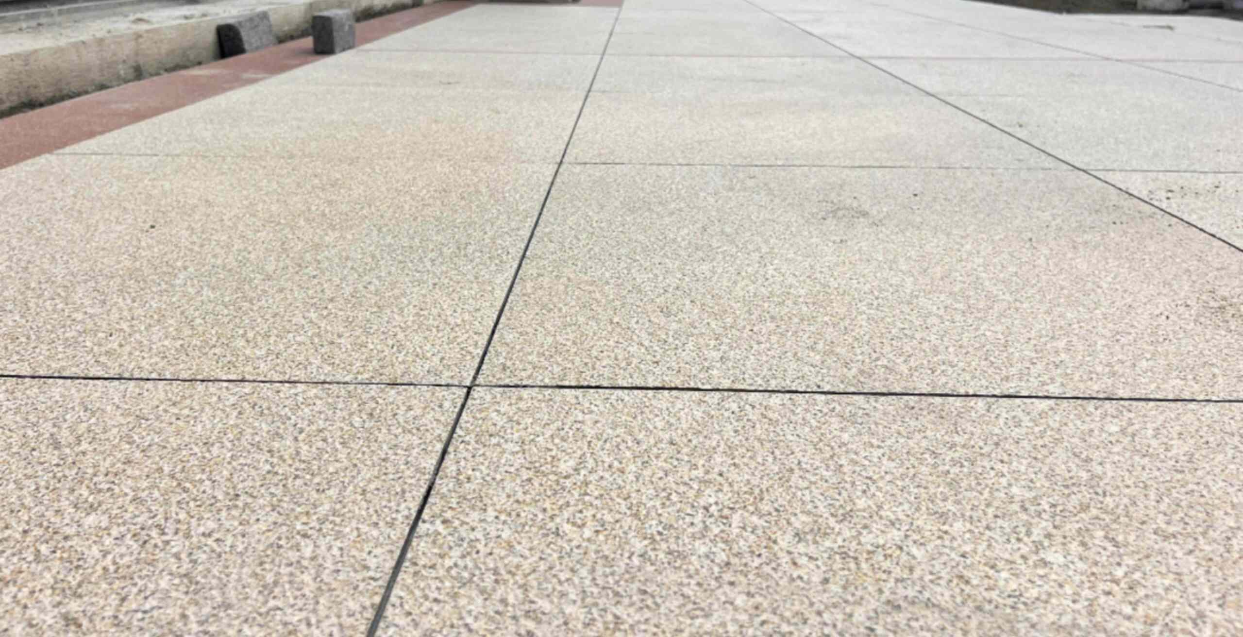 天津 黄金麻花岗岩石板材荔枝面地面铺装效果