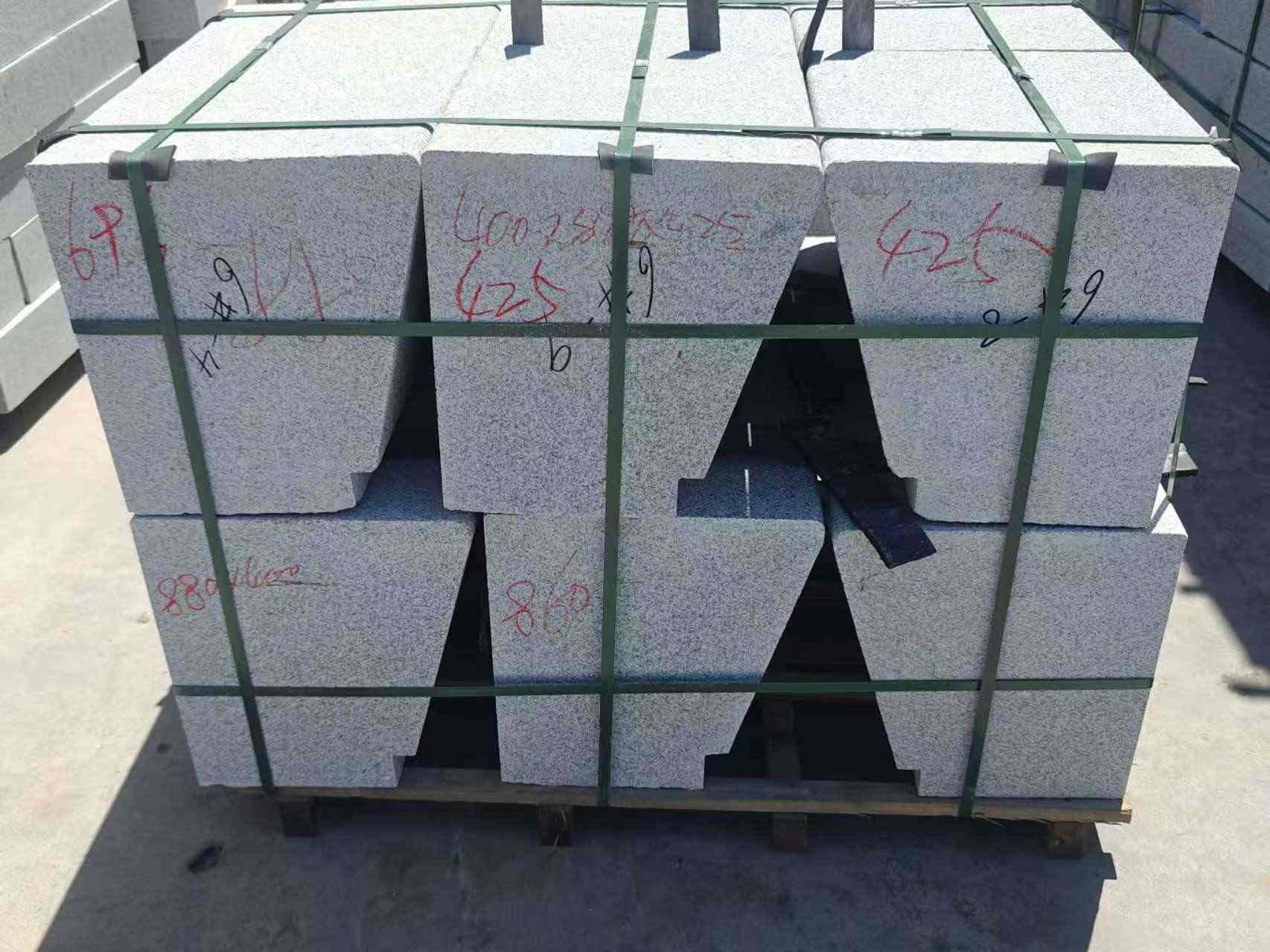 天津 芝麻白异形坐凳，石凳