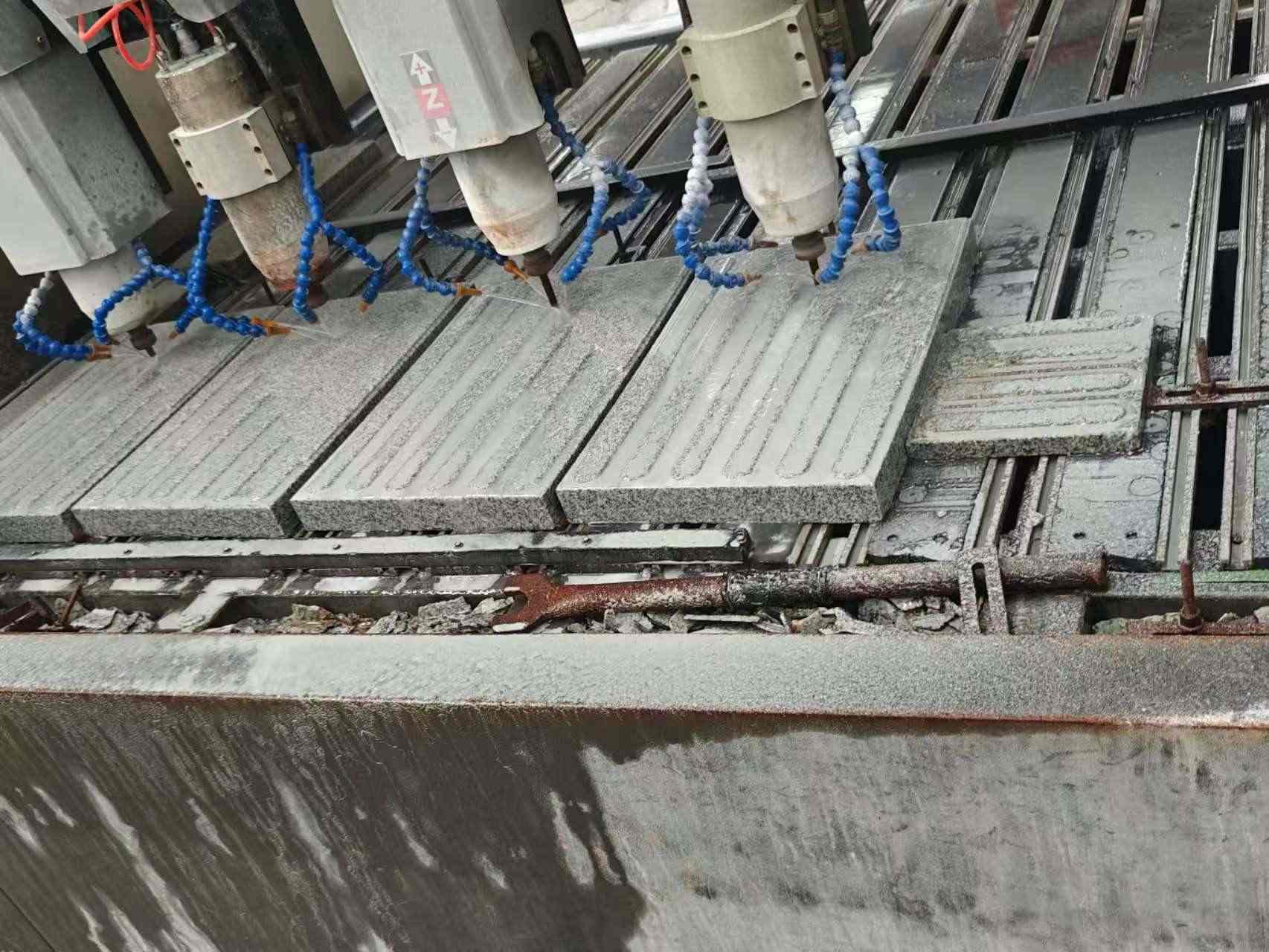 天津 芝麻白花岗岩荔枝面盲道雕刻