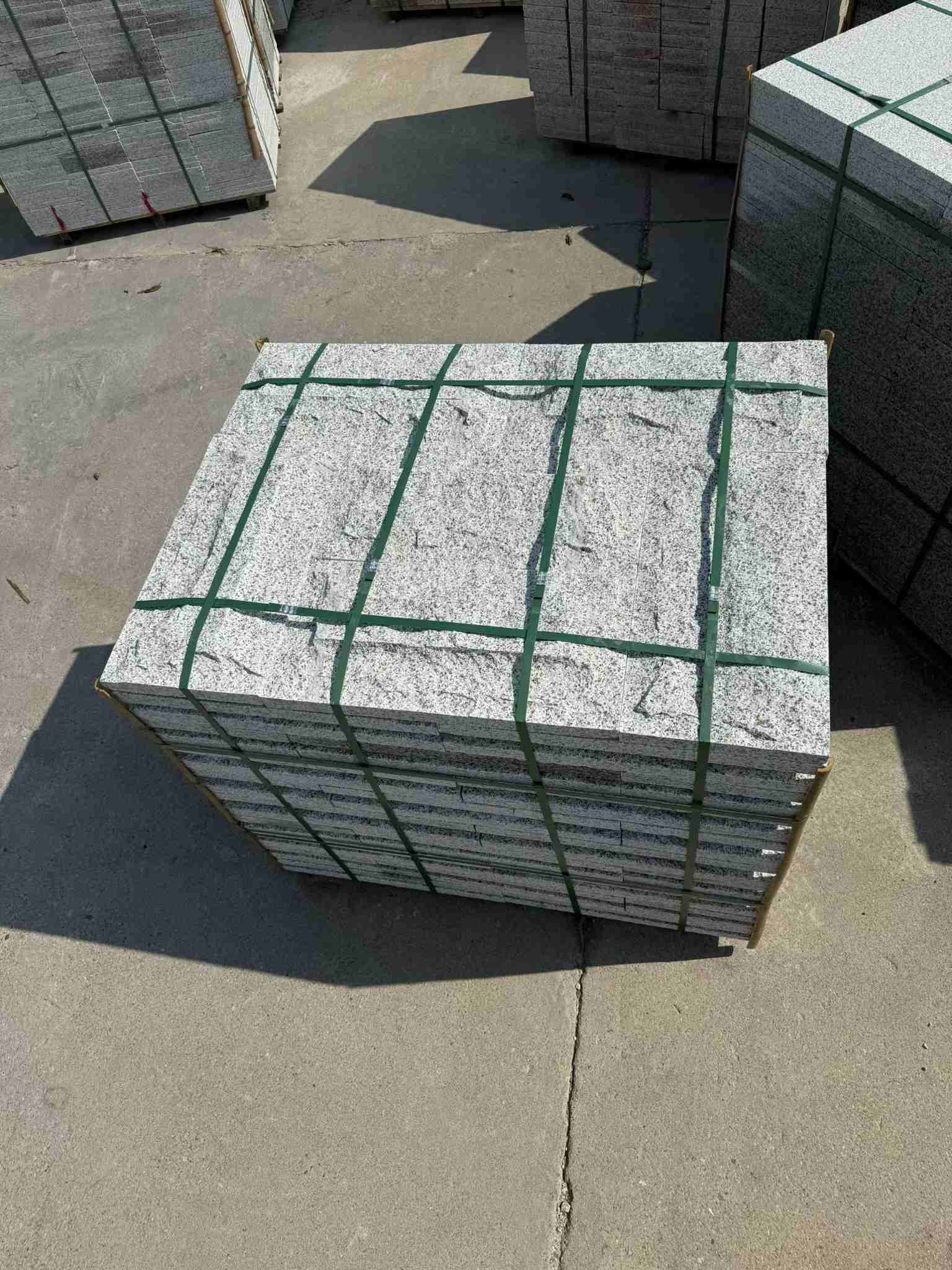 天津 白麻花岗岩石材自然面蘑菇石成品