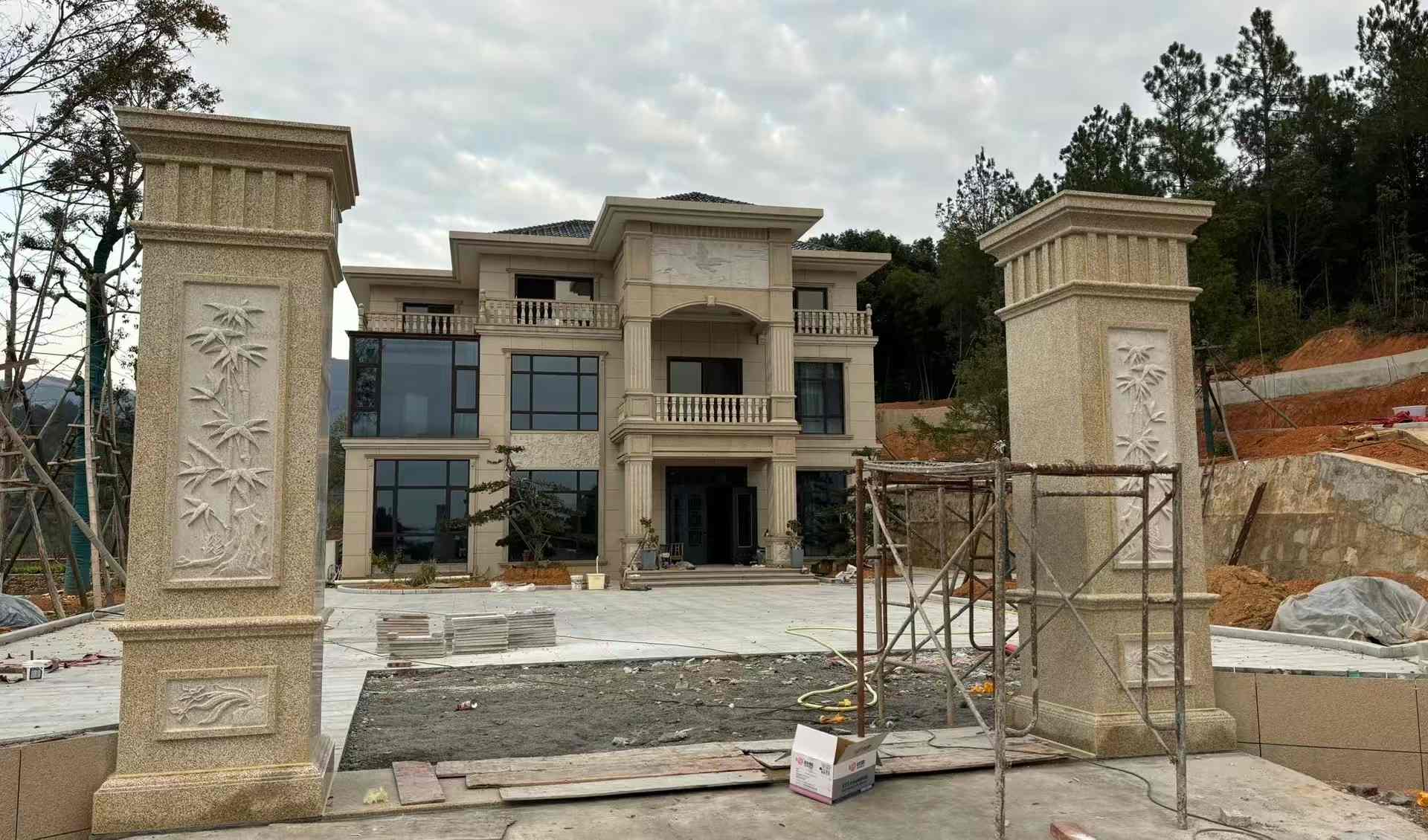 天津 黄金麻花岗岩别墅雕花外墙干挂配上门口雕花罗马柱