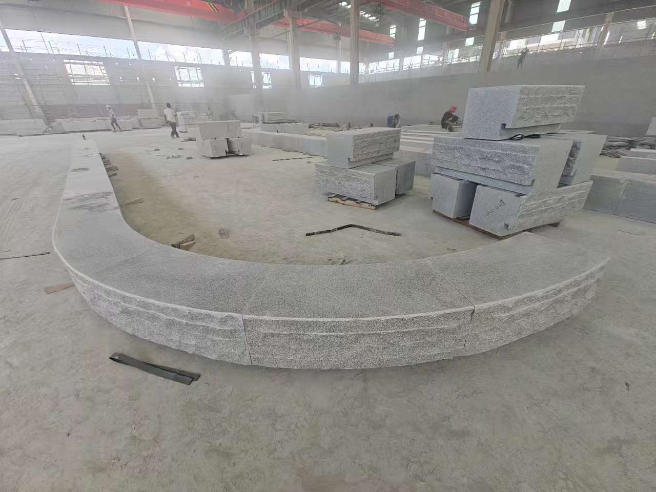 天津 芝麻白异形坐凳，自然面光面弧形加工