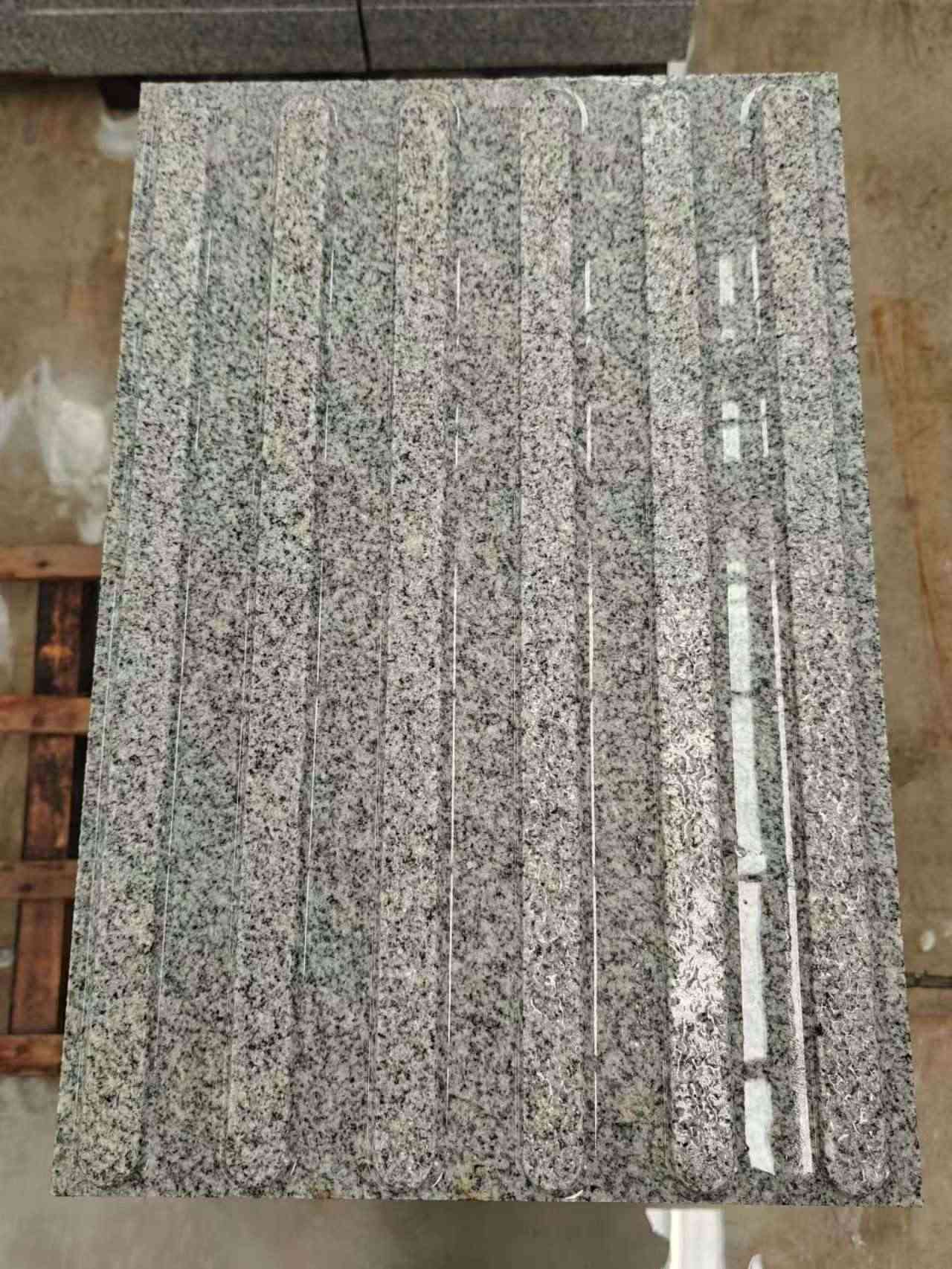 天津 芝麻白花岗岩荔枝面雕刻盲道，盲条