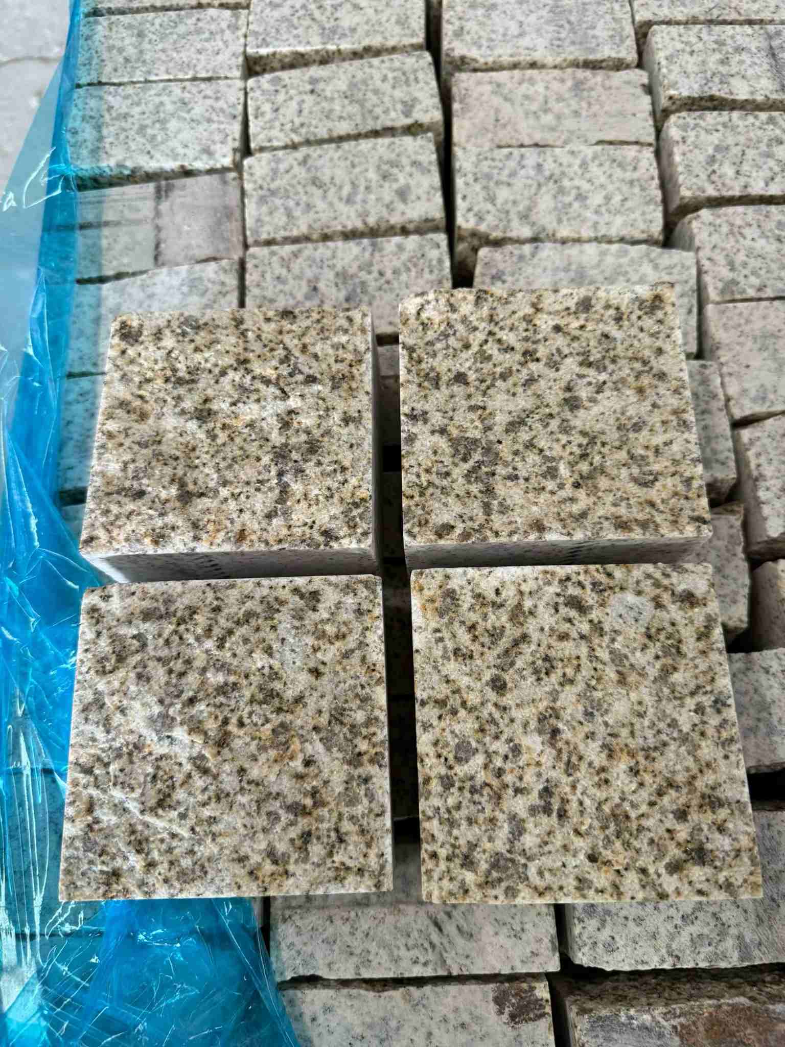 天津 黄金麻花岗岩自然面小方块，弹石，马蹄石等