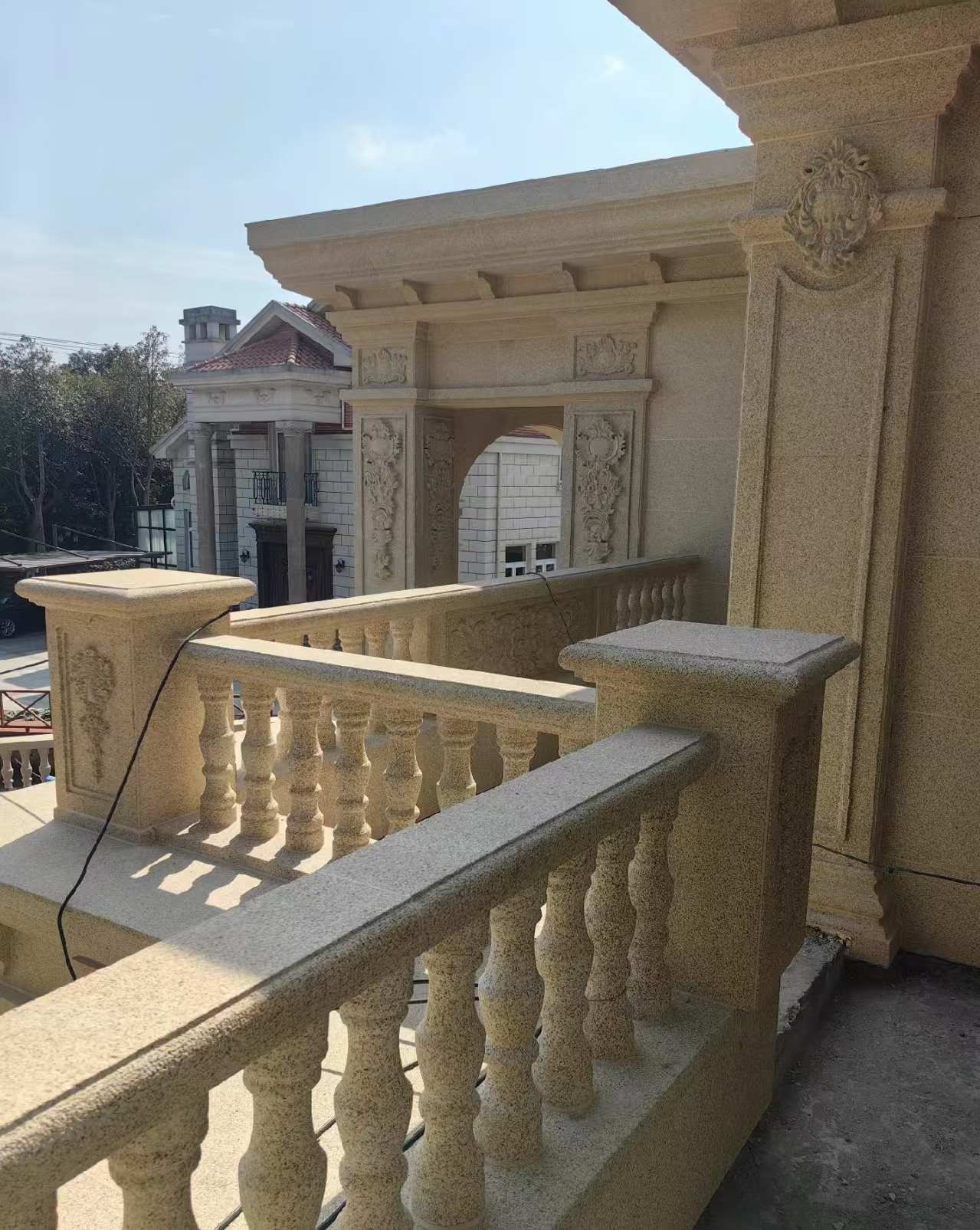 天津 黄金麻别墅外墙干挂雕花配合阳台栏杆花瓶柱