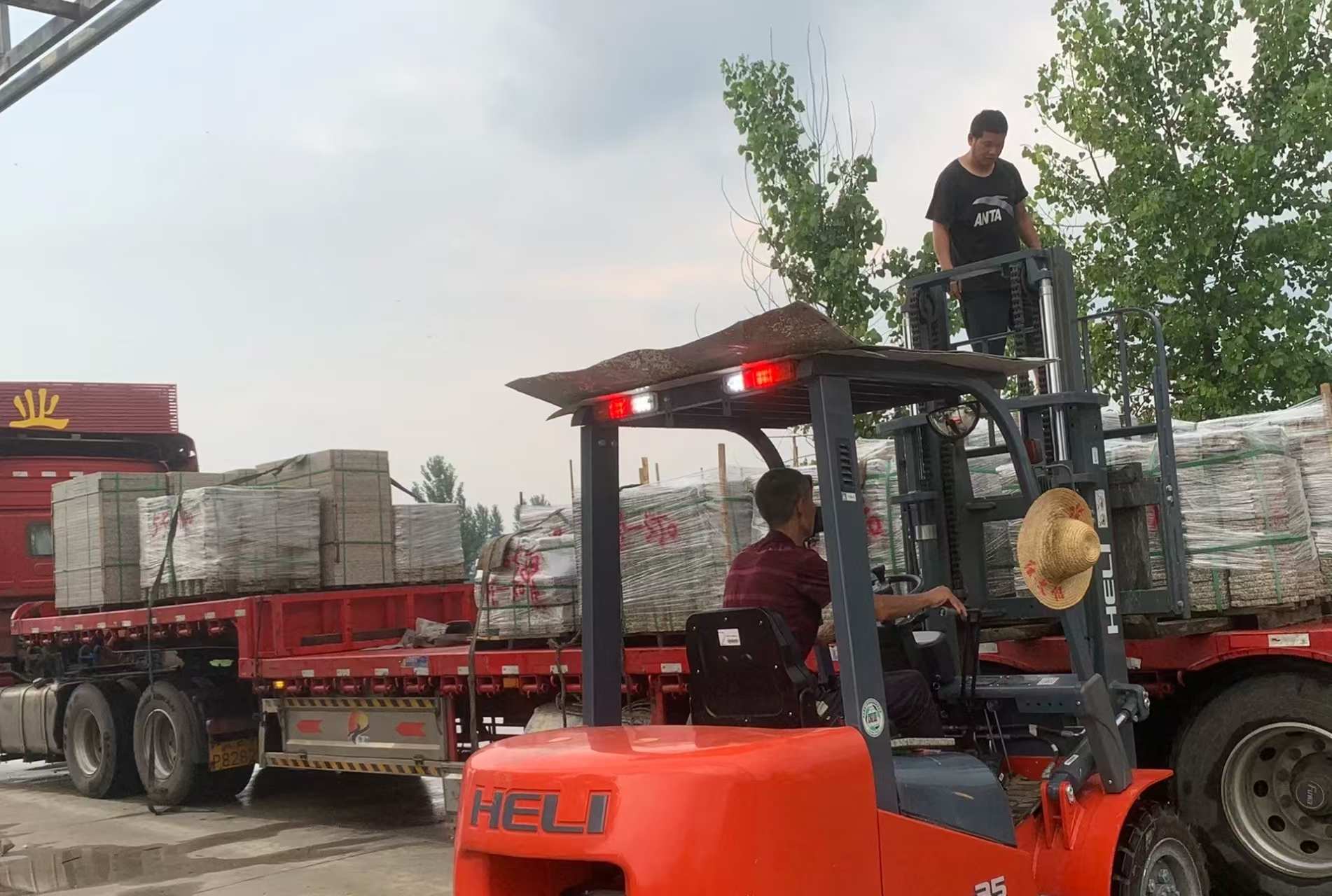 天津 黄金麻冰裂纹，地铺石装车