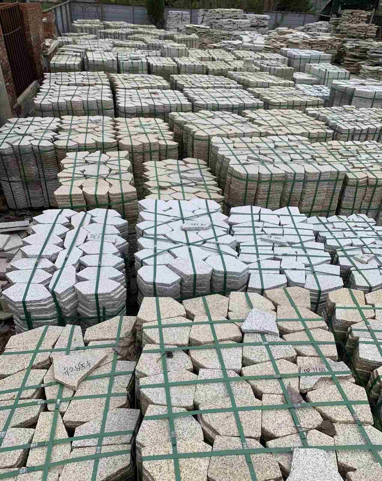 天津 黄金麻白麻花岗岩荔枝面地铺石(冰裂纹)