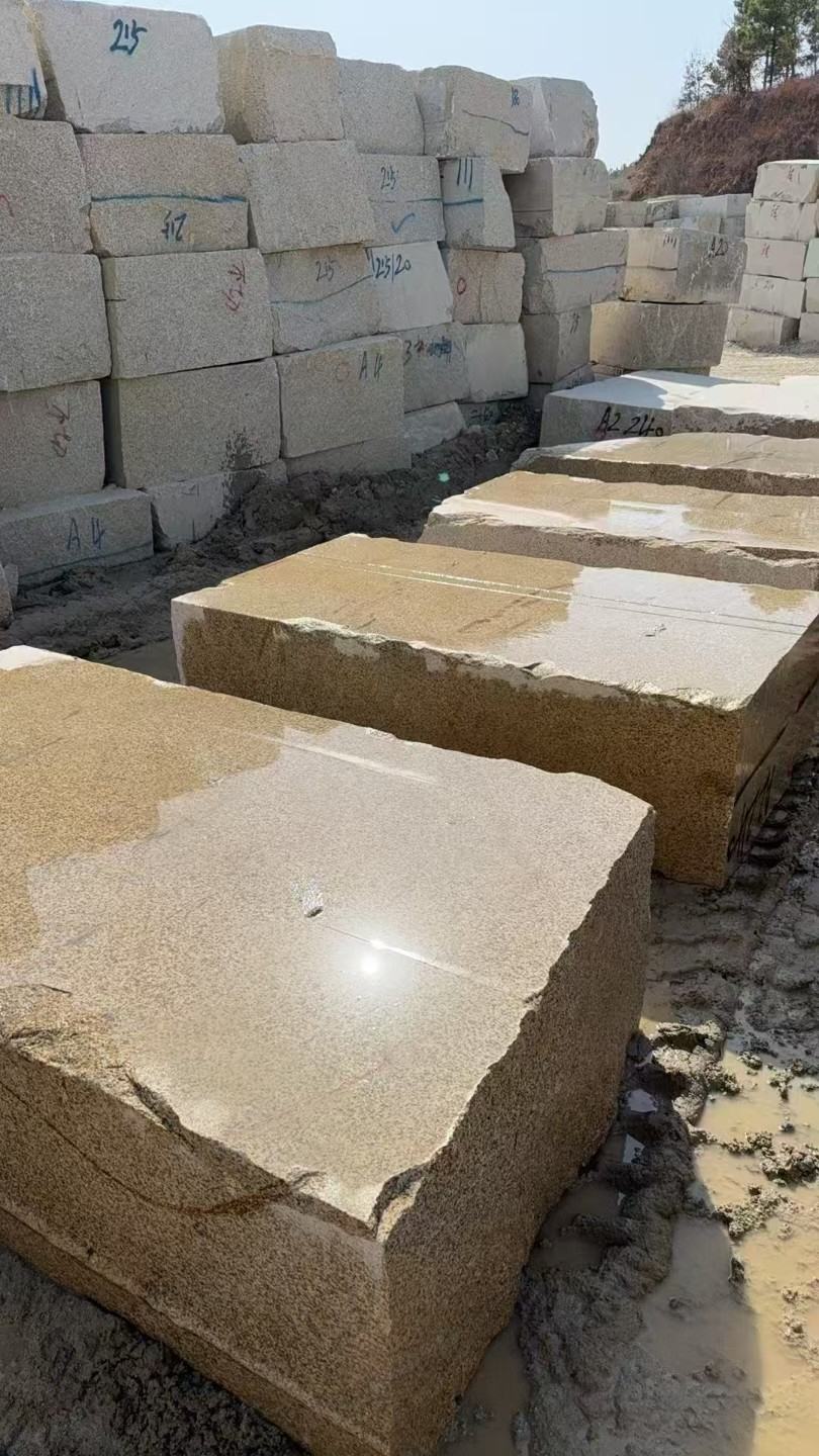 天津 黄金麻方料堆场洗料分选中，原材料充足