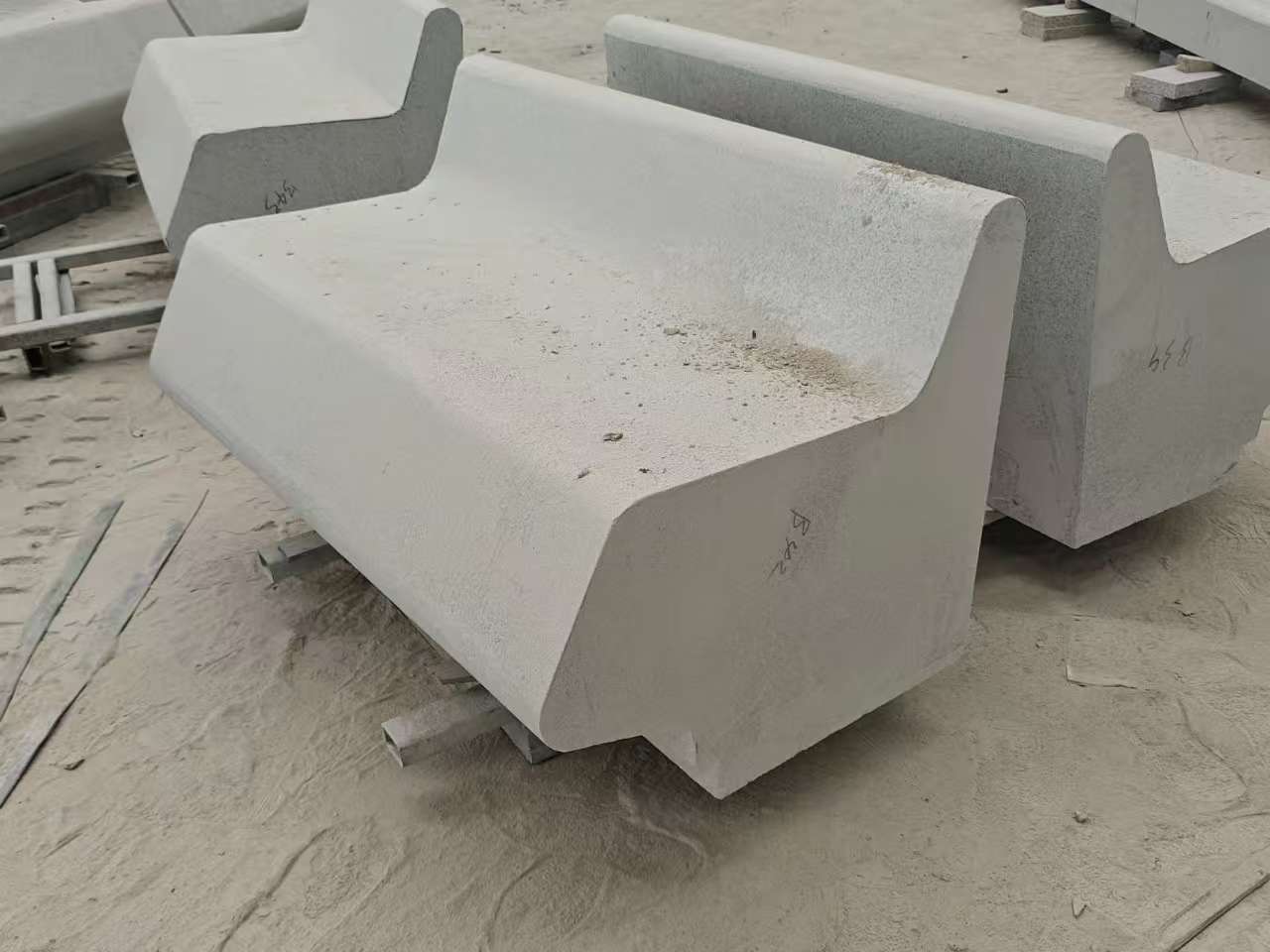 天津 芝麻白花岗岩异形坐凳，石凳