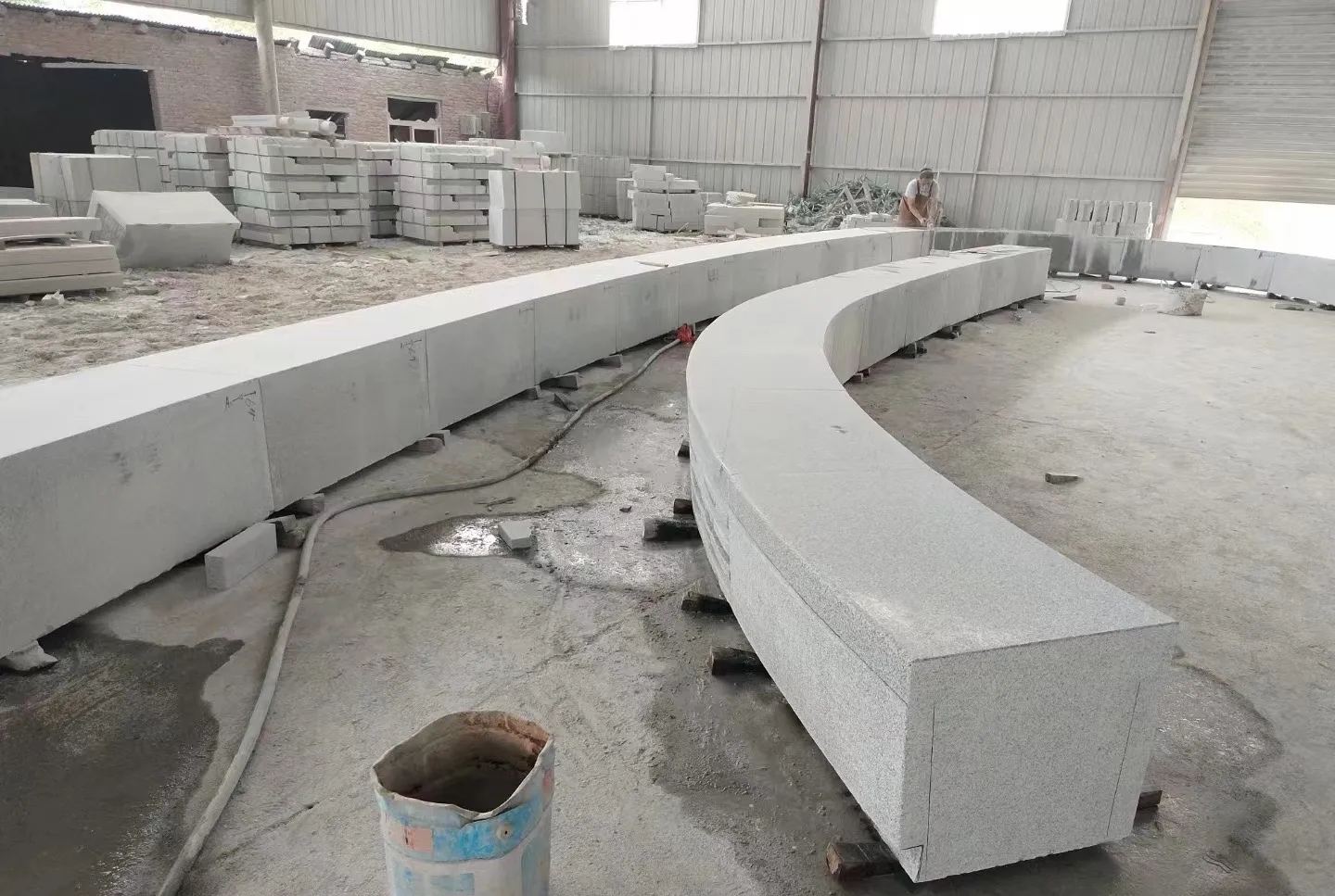 天津芝麻白花岗岩石板材 园林光面弧形坐凳