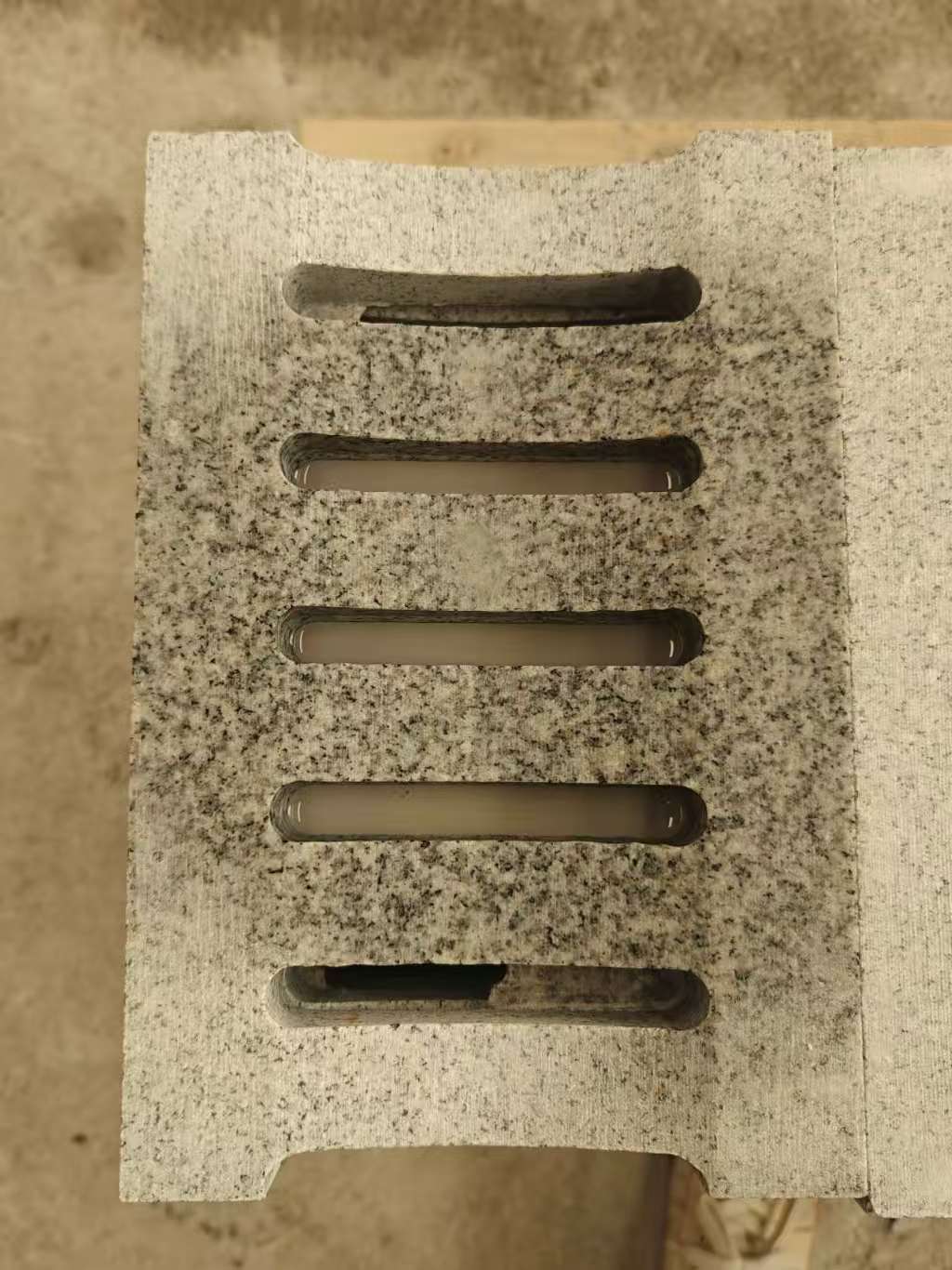 天津 芝麻白拉丝面花岗岩U型开槽排水槽